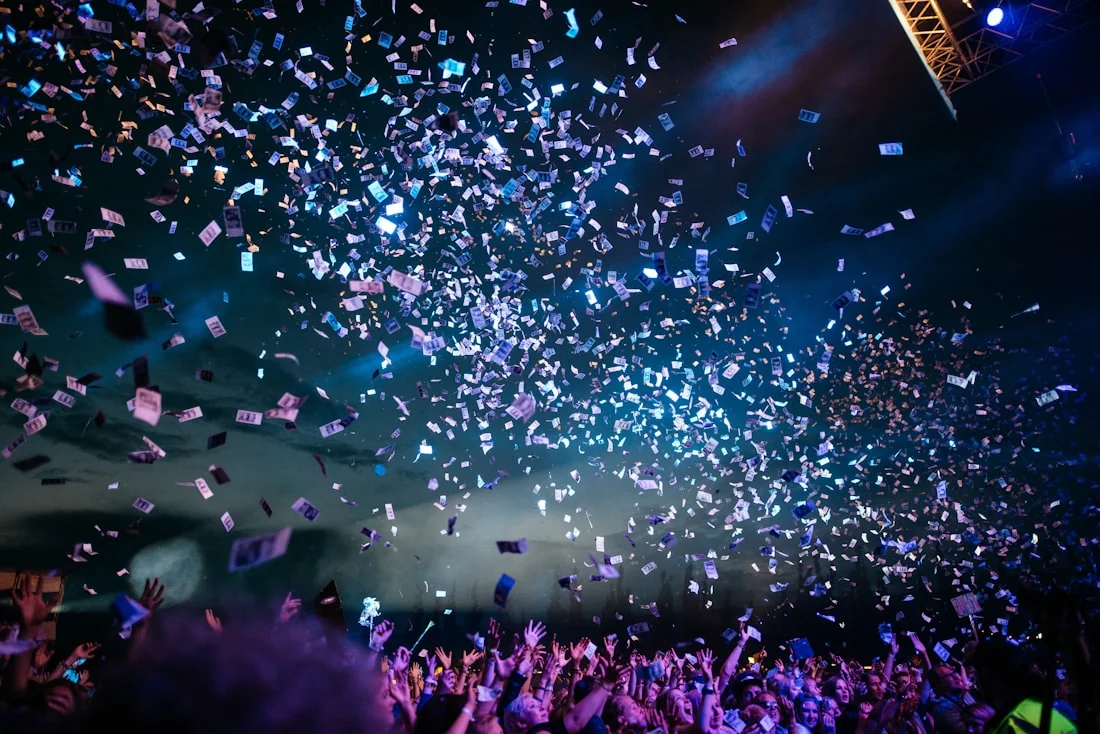 Stage lighting in dark room — single room festival atmosphere